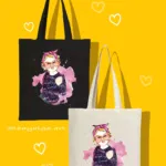 Bolsos en blanco y negro con ilustración de una mujer cerrando el puño
