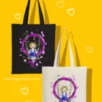 Bolsos en blanco y negro con ilustración de una niña columpiándose