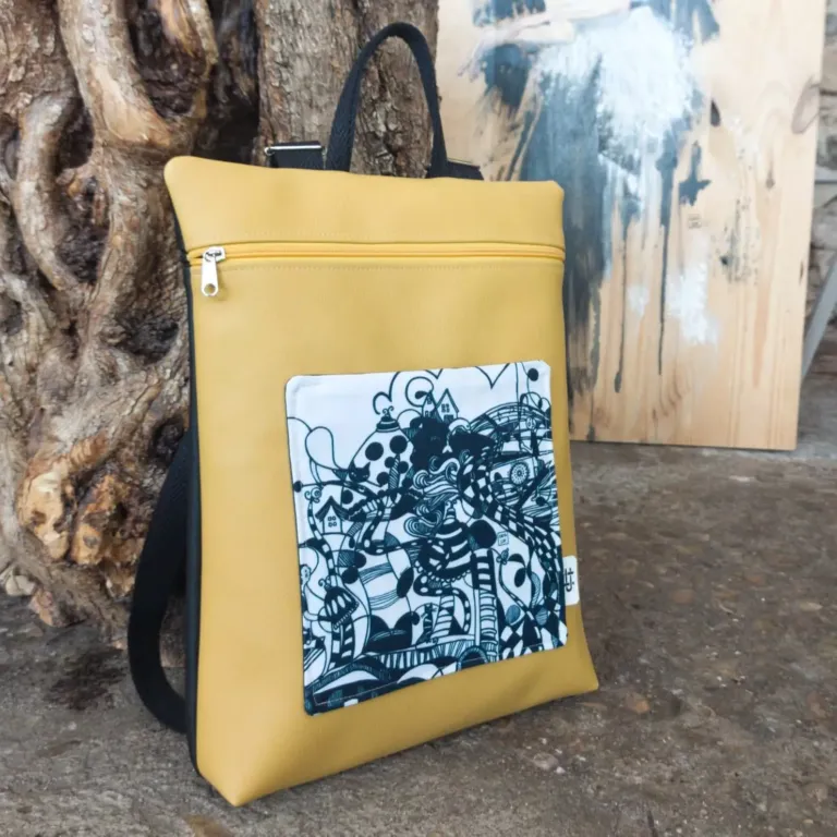 Mochila color mostaza con ilustración motivos florales realizados con técnica de acuarela
