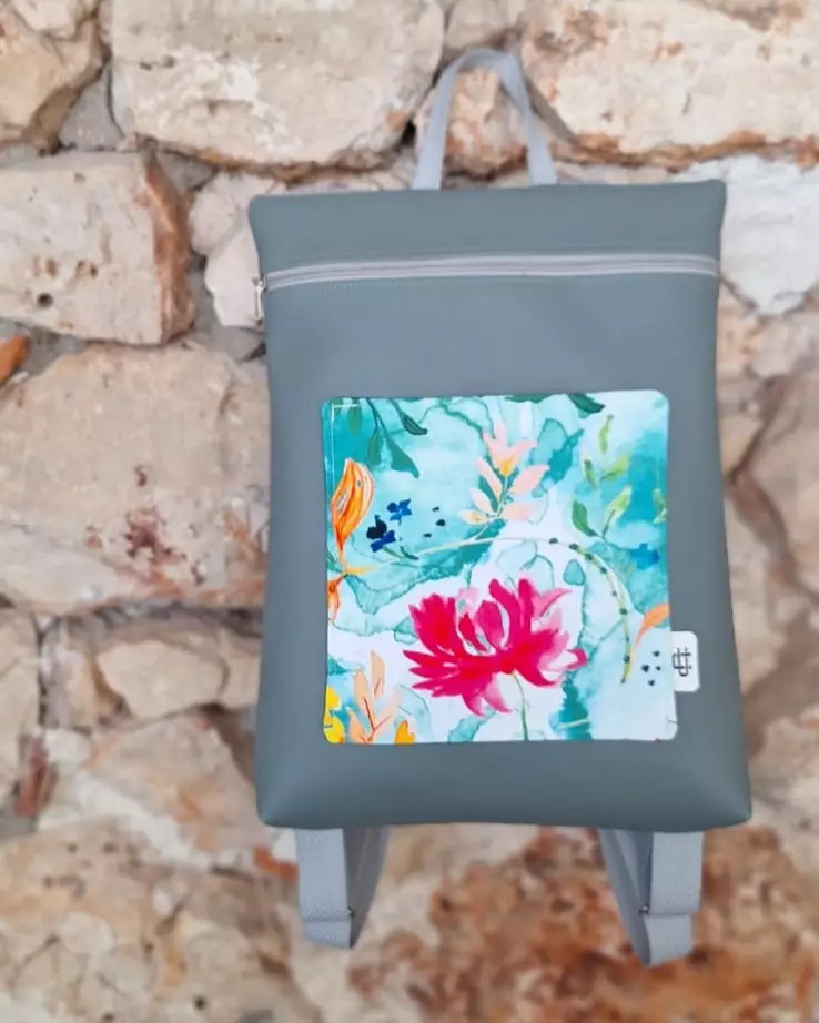 Mochila gris con ilustración motivos florales realizados con técnica de acuarela