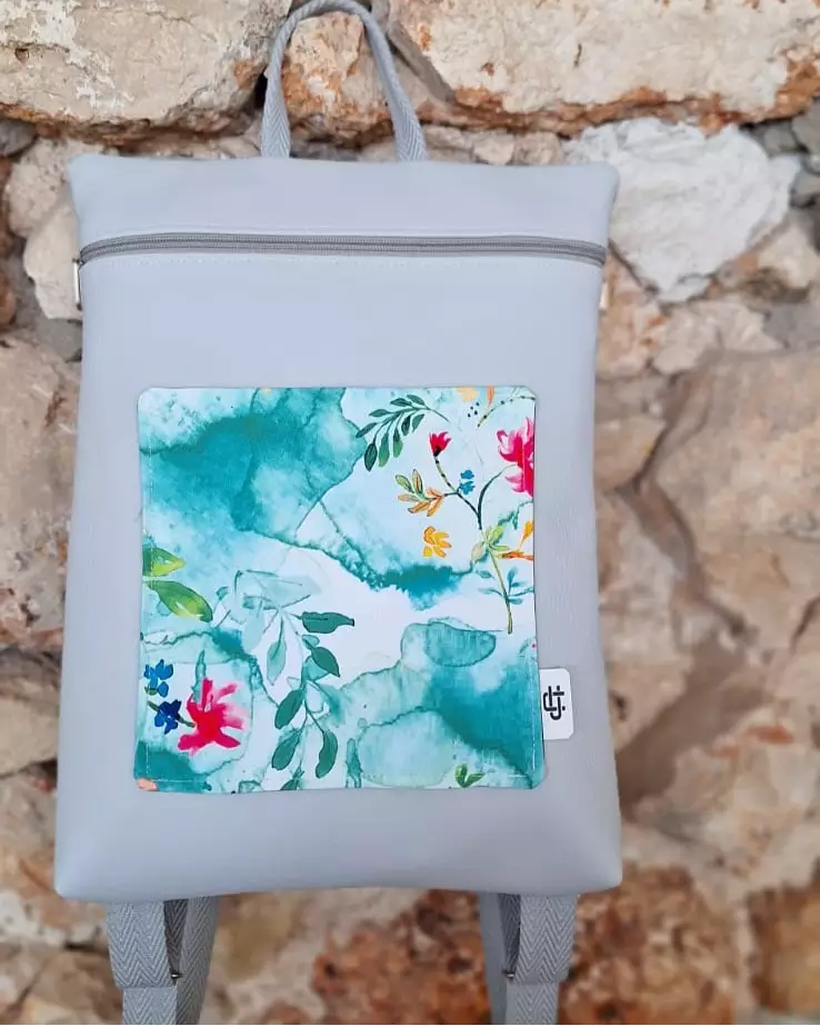 Mochila gris con ilustración motivos florales realizados con técnica de acuarela