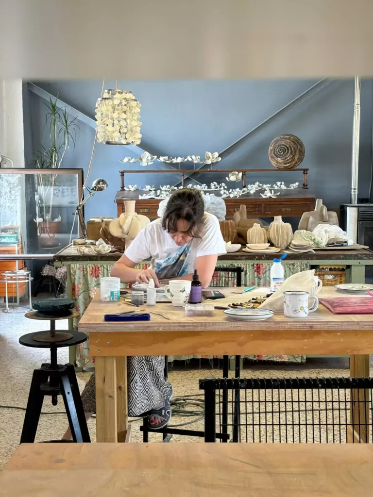Cristina trabajando en un taller con piezas de cerámica