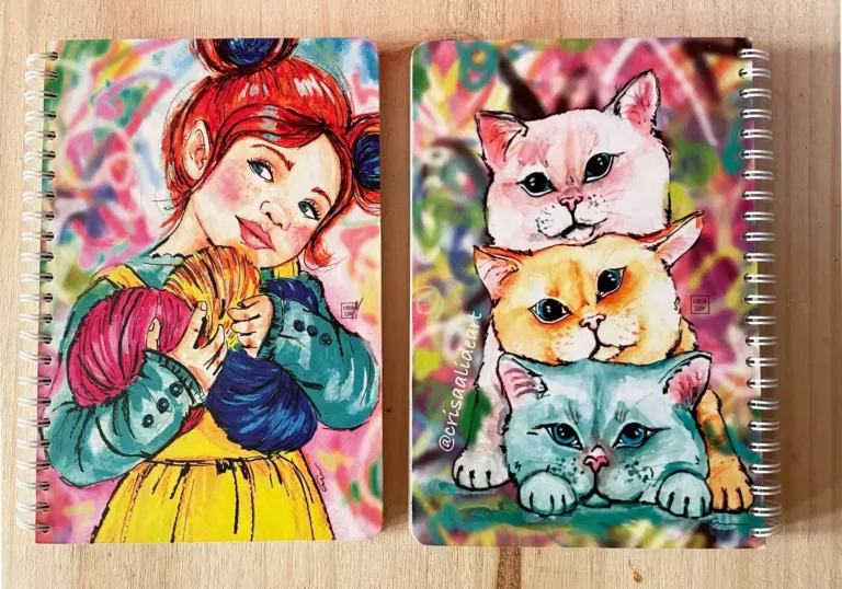 Dos libretas con ilustraciones en las tapas: una con gatos y otra con una niña
