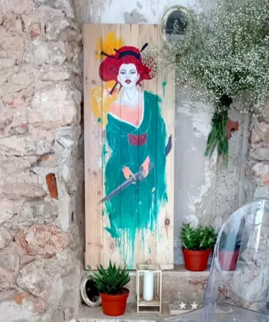 Cuadro en tablones de madera con ilustración de una Geisha