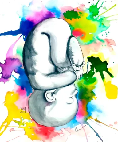 Niño en postura fetal con un fondo de colores