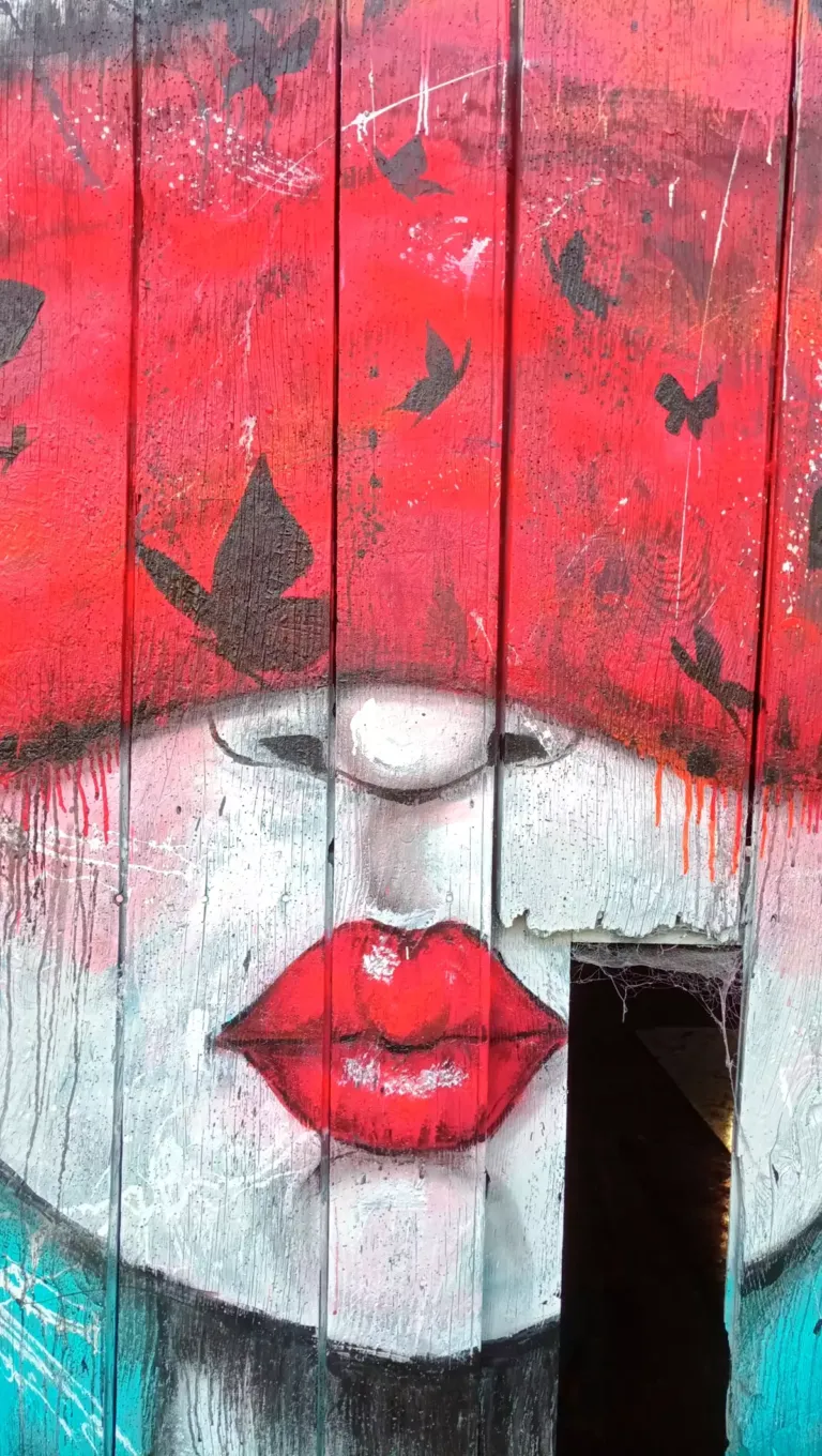 Puerta de madera decorada con ilustración de una mujer con los ojos vendados