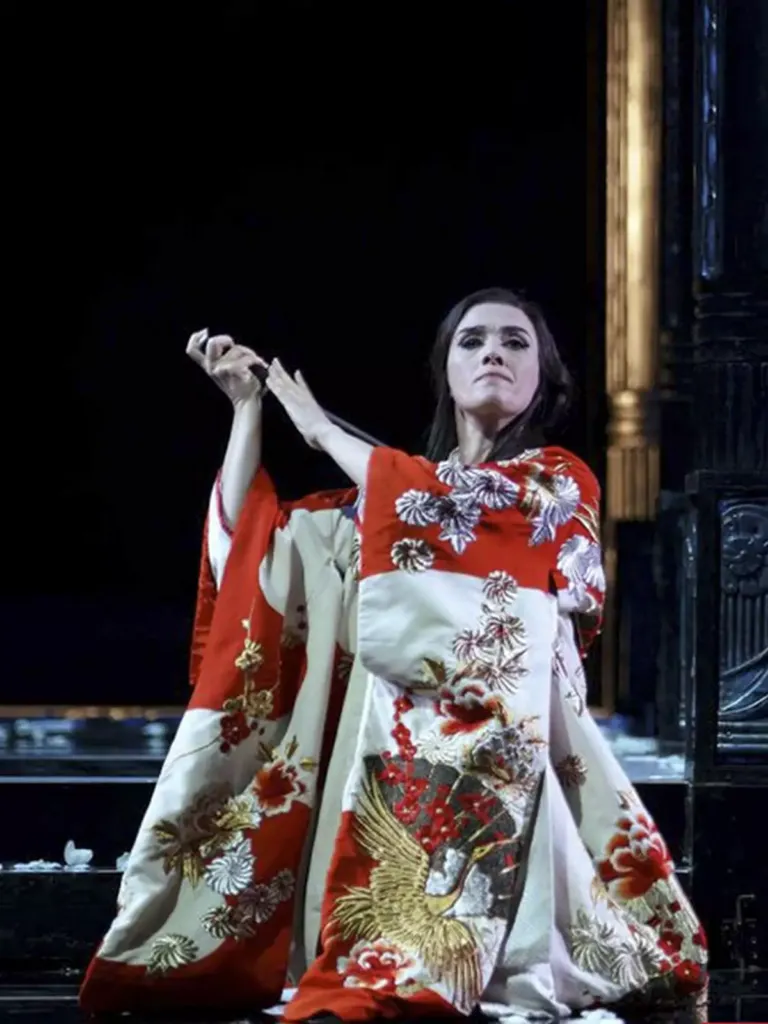 Mujer vestida con un kimono