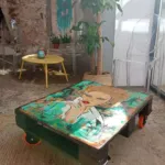 Mesa hecha con un palé con la ilustración de una mujer
