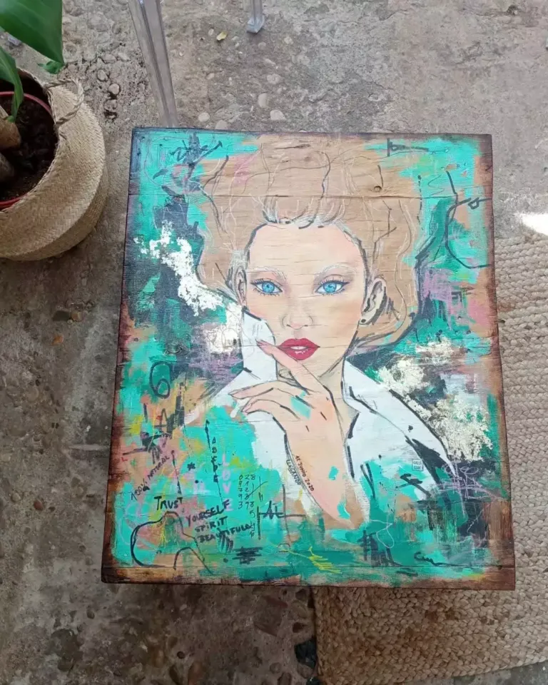 Mesa hecha con un palé con la ilustración de una mujer