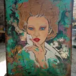 Mesa hecha con un palé con la ilustración de una mujer