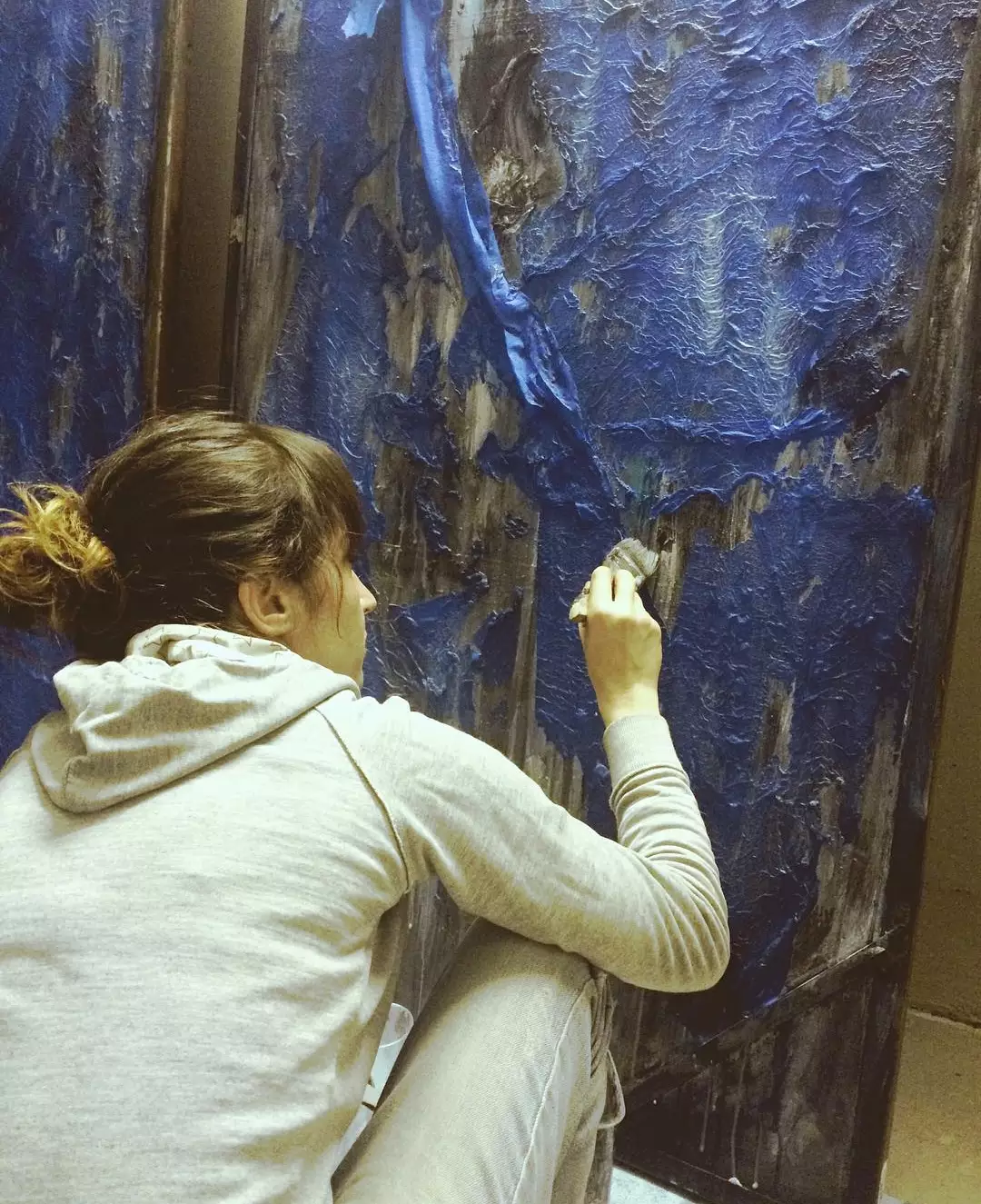 Cristina trabajando sobre un tablón