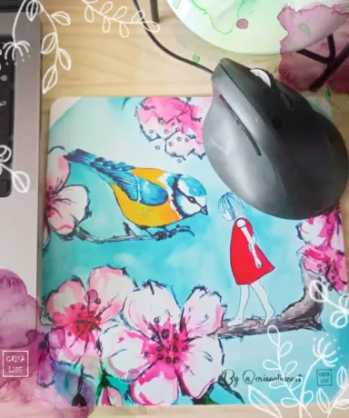 Alfombrilla de ratón con ilustración de una niña caminando sobre una rama y un pájaro mirándola