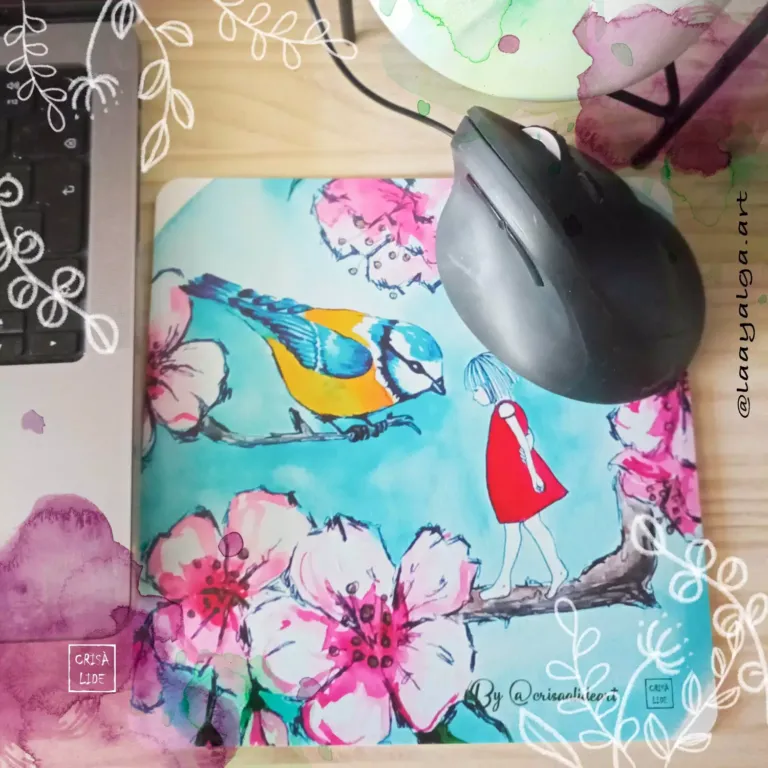 Alfombrilla de ratón con ilustración de una niña caminando sobre una rama y un pájaro mirándola