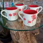 Tazas con ilustraciones de flores rojas