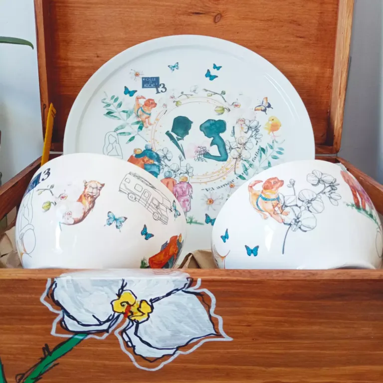 Vajilla con ilustraciones realizadas a acuarela en el interior de una caja de madera