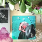 Alfombrilla de ratón con ilustración de una mujer sin cuello y pájaros revoloteando sobre ella